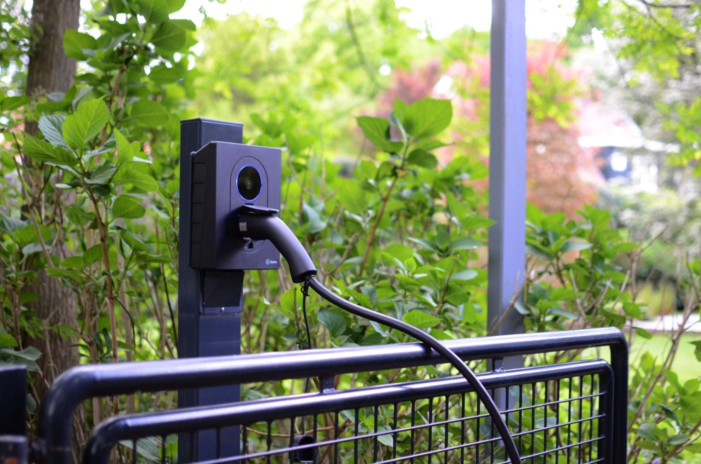 Laadpaal op een paal in de voortuin