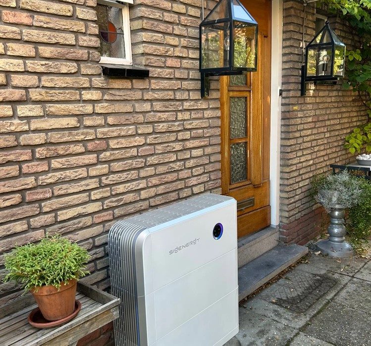 10 kWh accu gekoppeld aan 18 zonnepanelen